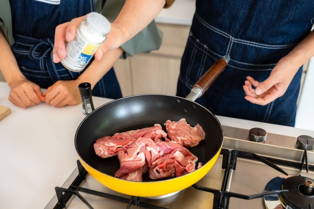 直径26cmのフライパンに豪快にお肉をドン！