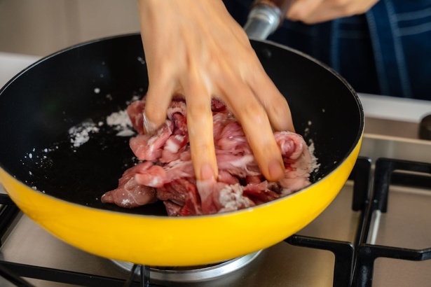 お肉をギュッともむ小山さんの指！超レアショット☆