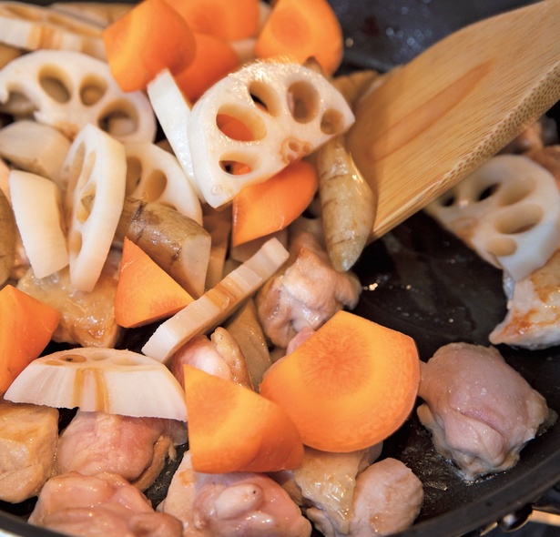 具材をまずは炒めて焼き目をつけ、そこに煮汁をからめるのがコツ。