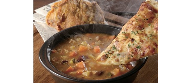 チーズピッツァをスープにつけて食べるスタイルが人気の「スープフォンデュ・ピッツァ」（950円）。こちらも体の芯から温まりそう！