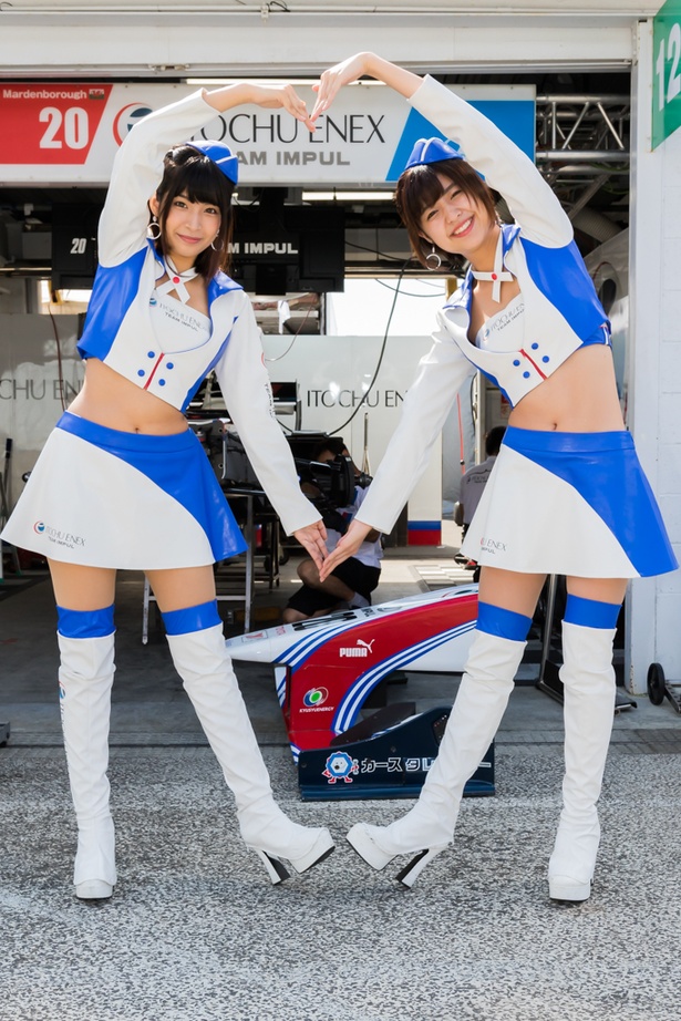 【写真を見る】全身で「ハートマーク」を表現するチームインパルのレースクイーン