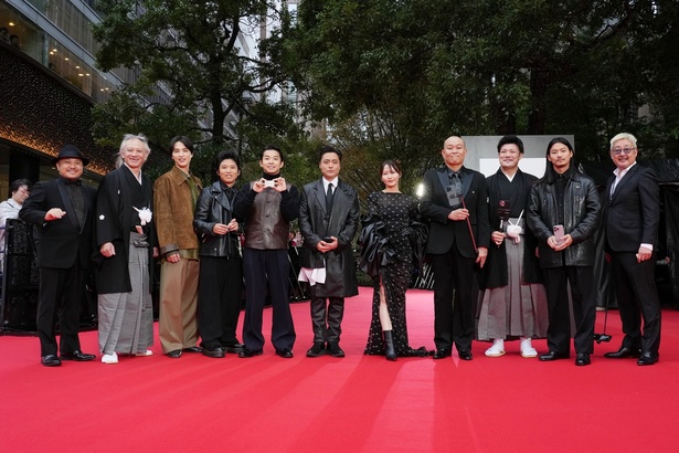 映画「十一人の賊軍」W主演の山田孝之、仲野太賀らが「第37回東京国際映画祭」レッドカーペットに登場した