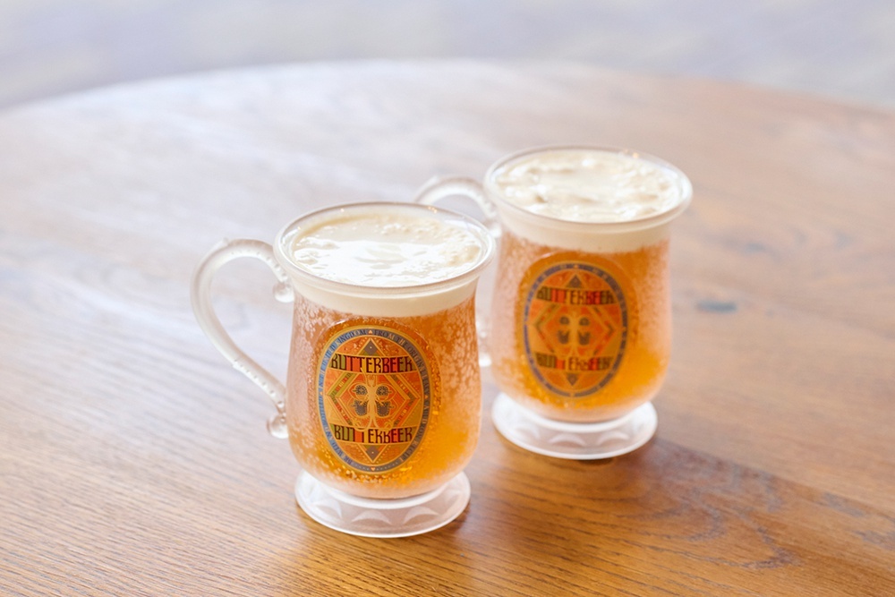 「バタービール」(1250円)。飲み終わったカップは専用の流し場で洗って持ち帰ることができる