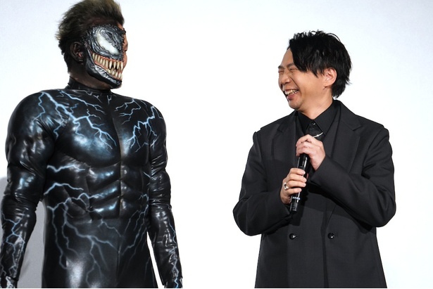 「WE ARE VENOM」のラストメッセージ後に顔を見合わせる二人