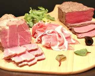 新宿で極上ローストビーフ＆ポーク＆生ハムが500円で食べ放題！