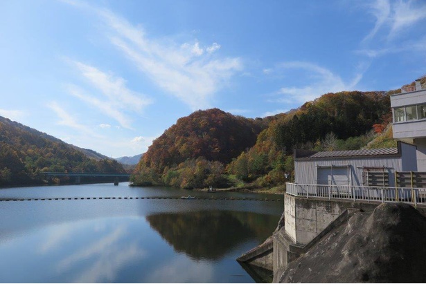 駒ヶ岳ダムから紅葉で彩られた渓谷を鑑賞できる／鳥崎八景の紅葉