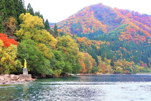 遊覧船で湖面からも紅葉を楽しめる／田沢湖の紅葉