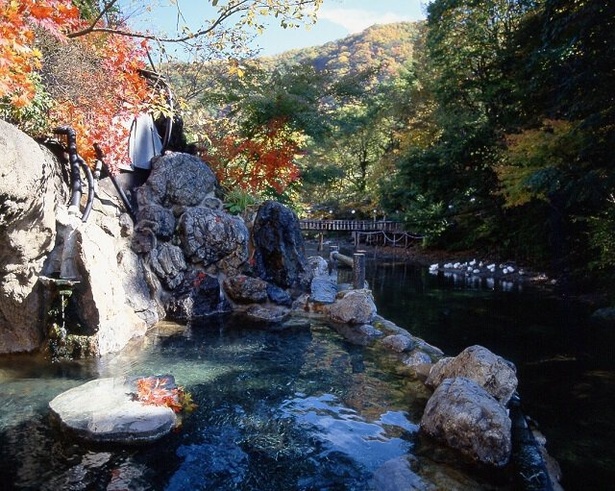 温泉に浸かりながら秋色に染まった渓谷を味わえる／湯西川温泉(平家の里)の紅葉