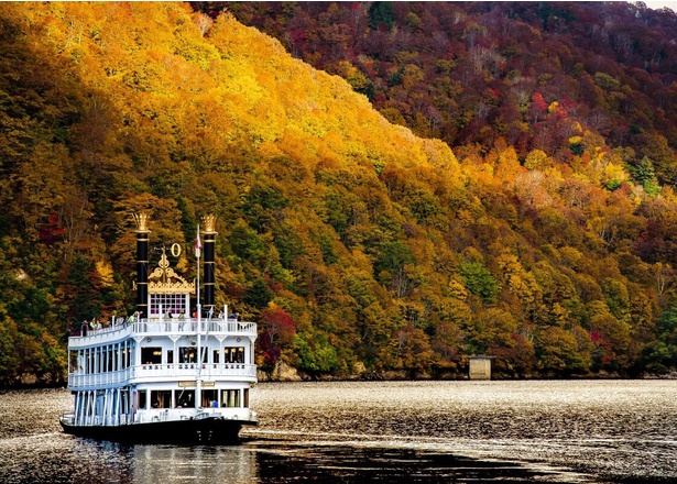 船と紅葉の絵になる組み合わせ奥只見湖の紅葉