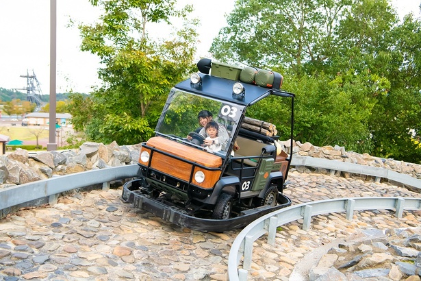 親子で運転できるからデコボコ道や水の中もヘッチャラ！オフロードカーならではの迫力ある貴重な体験ができる