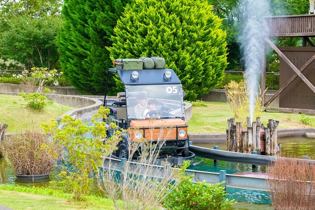 水の中をじゃぶじゃぶ進むビーグルは、プシューっと吹き出す間欠泉の横を進む