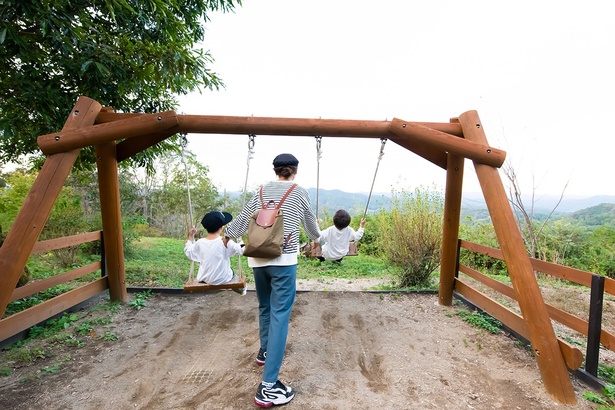 里山に向かって『風のブランコ』をおもいっきりこぐ瑛音くんと碧くん。「近所の公園のブランコには、こんな景色ないね」と大はしゃぎ