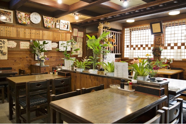 店内は昭和50年代に改装済み。昭和の雰囲気を残しながらも清潔感がある