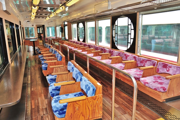 ピンク色の座席は一段高い位置に設置/南海鉄道高野線 こうや花鉄道 天空