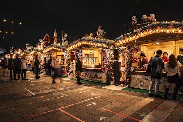 【写真】今年のテーマは、「光と雪のクリスマス」。イルミネーションと雪の装飾に包まれた会場に、さまざまなクリスマスグルメが登場！