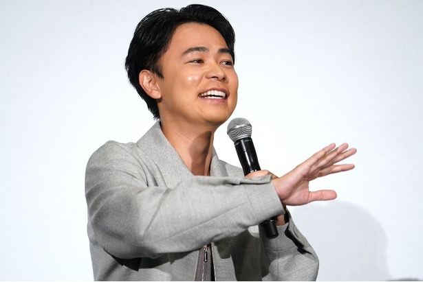 サプライズ演出にタジタジの成田凌