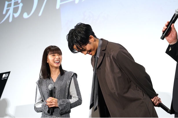 【写真を見る】小泉堯史監督からの称賛コメントに照れる松坂桃李と微笑む芳根京子