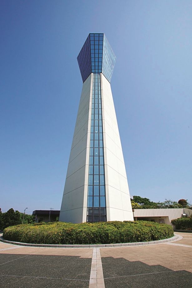 いわきマリンタワーは市の市制施行20周年を記念し、1985(昭和60)年に完成。三崎公園のシンボル的存在