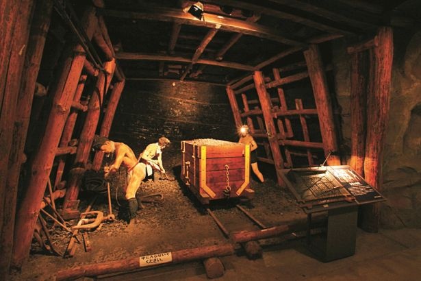 【写真を見る】「いわき市石炭・化石館 ほるる」で時代順に採掘方法を紹介する模擬坑道を再現