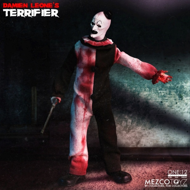 コスチュームも血塗れ仕様になっている(「ワン12コレクティブ/ Terrifier テリファー: アート・ザ・クラウン 1/12 アクションフィギュア DXエディション」)