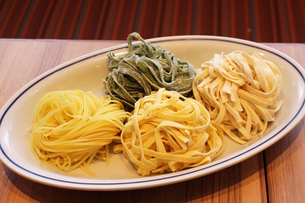 こだわりの生パスタはリングイネ、タリアテッレ、ほうれん草麺、ロカボ麺(＋100円)から選べる