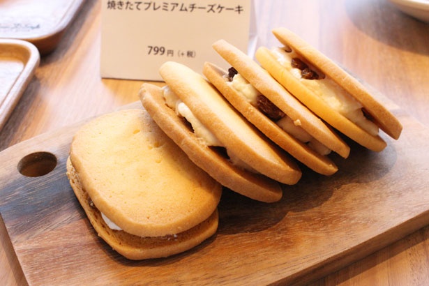 売場で販売される「自家製ラムレーズンサンド～北海道産純生クリーム使用～」(4個入り税抜399円)。手作りのラムレーズンクリームを店内で焼いたサブレでサンド