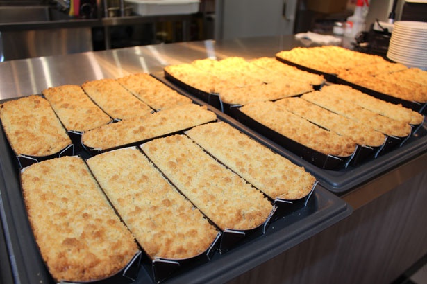 トリエ京王調布店限定の「焼きたてプレミアムチーズケーキ」(1本税抜799円)。出来立てアツアツを召し上がれ