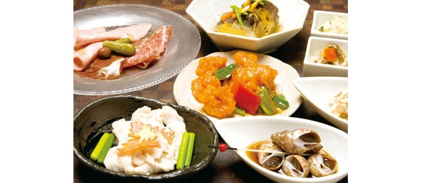 ディナーのタパス。鶏胸肉の炒めもの(手前左)、エビチリ炒め(中央・各380円)