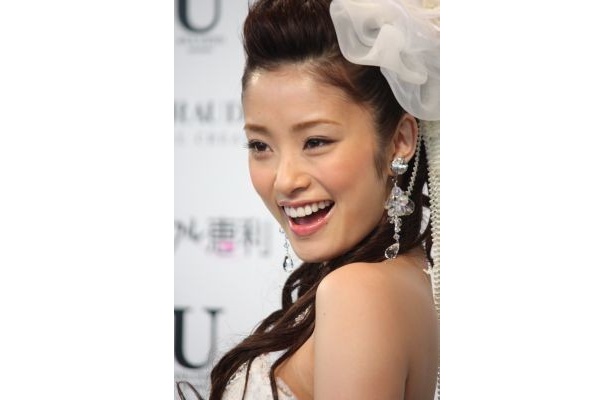 新作ドレスを身にまとった上戸彩さん