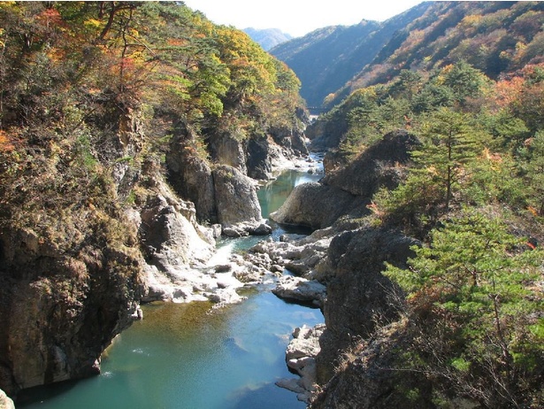 紅葉した木々の中に大自然が刻みあげた奇岩怪石がたくさん／龍王峡の紅葉