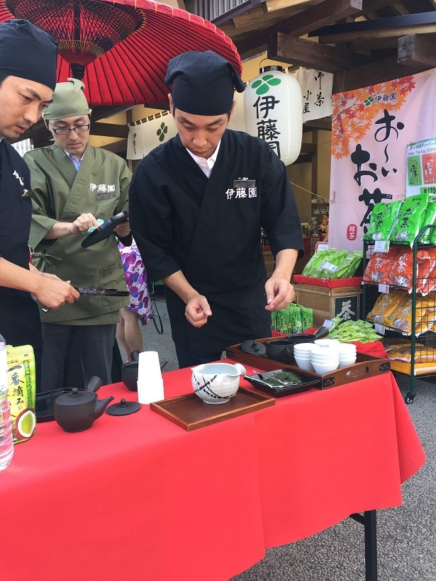 ティーテイスターという厚生労働省に認定された資格の保有者である伊藤園社員がお茶の美味しい飲み方を披露してくれる