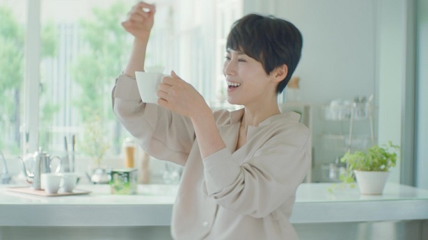 鼻歌を歌いながら楽しそうにお茶を作る姿が印象的