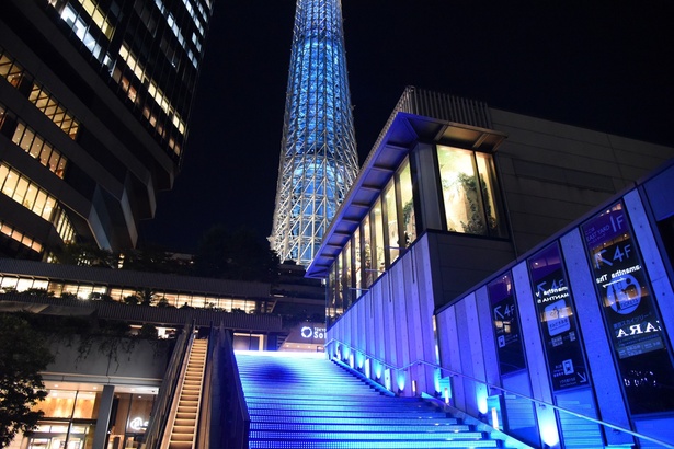 東京スカイツリーのライティング「粋」と色味を合わせた階段グラフィカルライティング