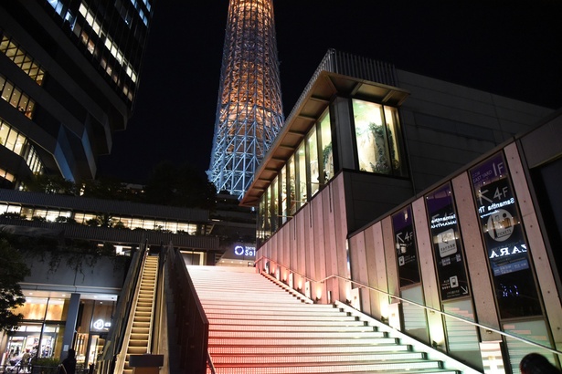 東京スカイツリーのライティング「幟」と色味を合わせた階段グラフィカルライティング