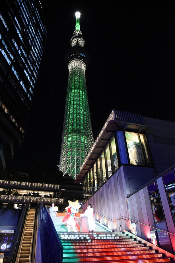 東京スカイツリーの「クリスマス特別ライティング」に息をのむ高橋ひかるさん＆ソラカラちゃん