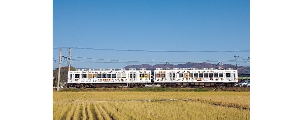 “たま＆イチゴ”田園風景をキャラ電車が快走中