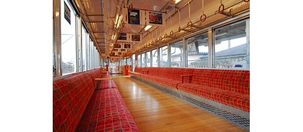 いちご電車の車内は、座席一面にイチゴ模様が！