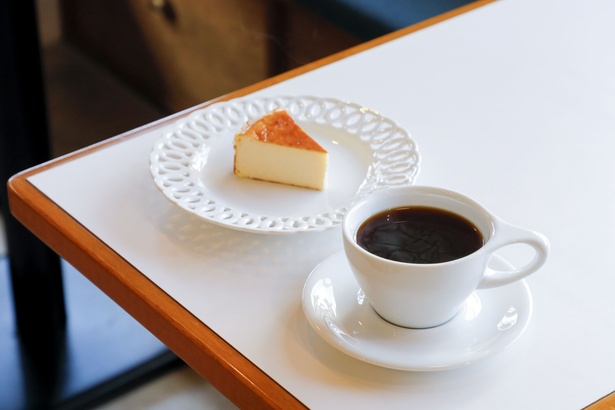 ブラックコーヒー(550円〜)と相性が良いチーズケーキ(480円)。スイーツは奥さんが手作り