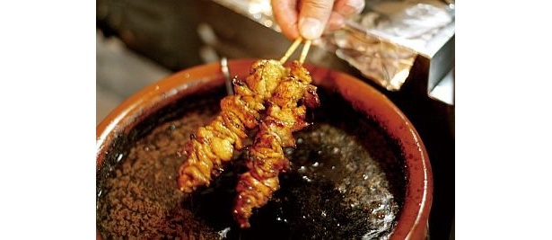 試行錯誤を重ねてでき上がったタレ。保存料をいっさい使わない、自然なうま味を堪能しよう