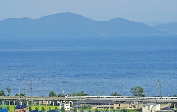 【写真を見る】車窓から雄大な琵琶湖の景色が眺められる/JR湖西線