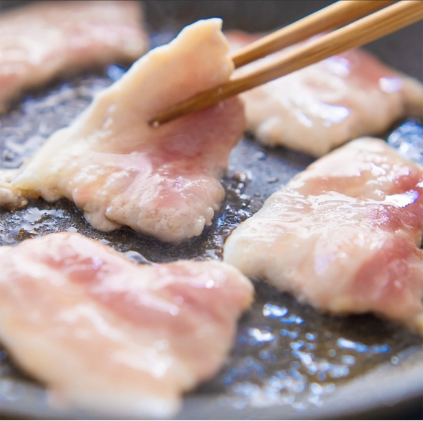 フライパンに胡麻油を入れ中火で熱し、豚肉を入れて焼く