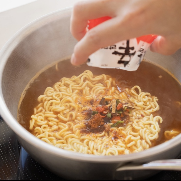 別の鍋で「辛ラーメン」を裏面のパッケージ通りに作る