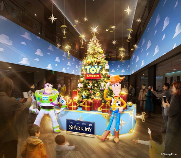 スカイビル10階吹き抜けに、トイ・ストーリーをイメージした「TOY STORY TREE」が登場(※画像はイメージ)／横浜ランドマークタワー