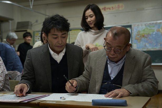 保に読み書きを教える夜間中学の教師、谷山恵(安田顕)