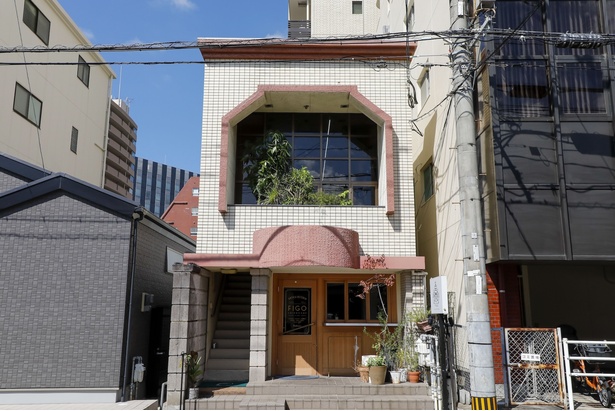 下に飲食店が入る建物の2階が「CARVELL」
