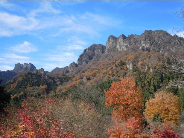 鋭くとがった峰を美しく彩る紅葉／妙義山