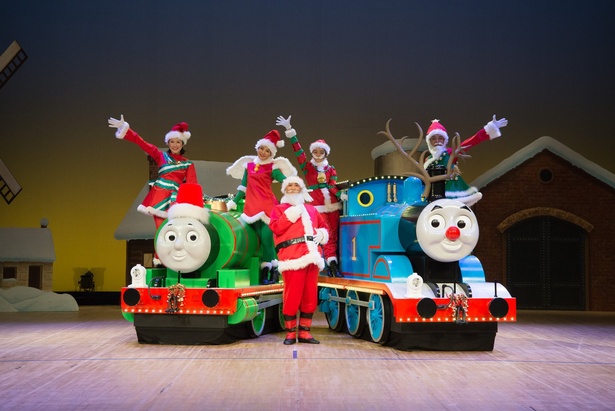 トーマスとパーシーもクリスマスの装いで登場！