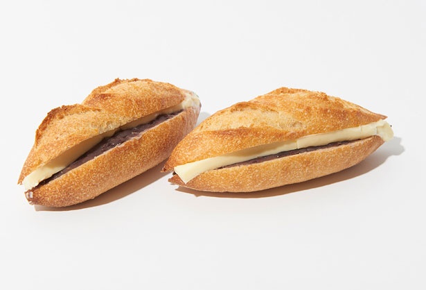 TARUI BAKERYの「あんバターサンドイッチ」(250円)。試行錯誤の末にたどり着いた、究極のバランスを味わって