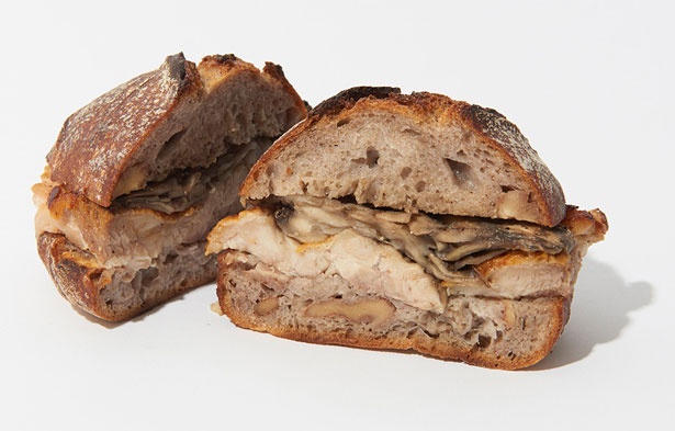 選べるパンは10種類以上！パーラー江古田の「チキンとまいたけのサンド」(669円)。組み合わせを選ぶのも楽しい