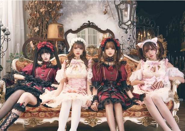 チロルさん、monaさん、白田まいさん、高嶺ヒナさんが並ぶ「Bisquedoll」のメインビジュアル